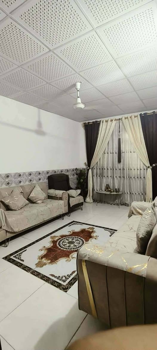 السلام عليكم
 بيع مستعجل
دار للبيع يحتوي على استقبال+صاله+غرفه نوم+ صحيات+حمام خارجي
عگاده وليس صب 
المساحه 109م
قرار 25
العنوان كربلاء گنطره السلام شارع المدرسي قرب المصري
السعر 73
للاستفسار
***********  اتصال+ واتساب
