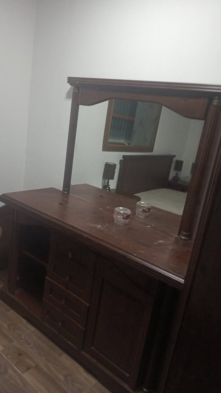 سلام عليكم غرفه نوم وتخم 8نفرات سعر 150 الف الاستفسار ***********

