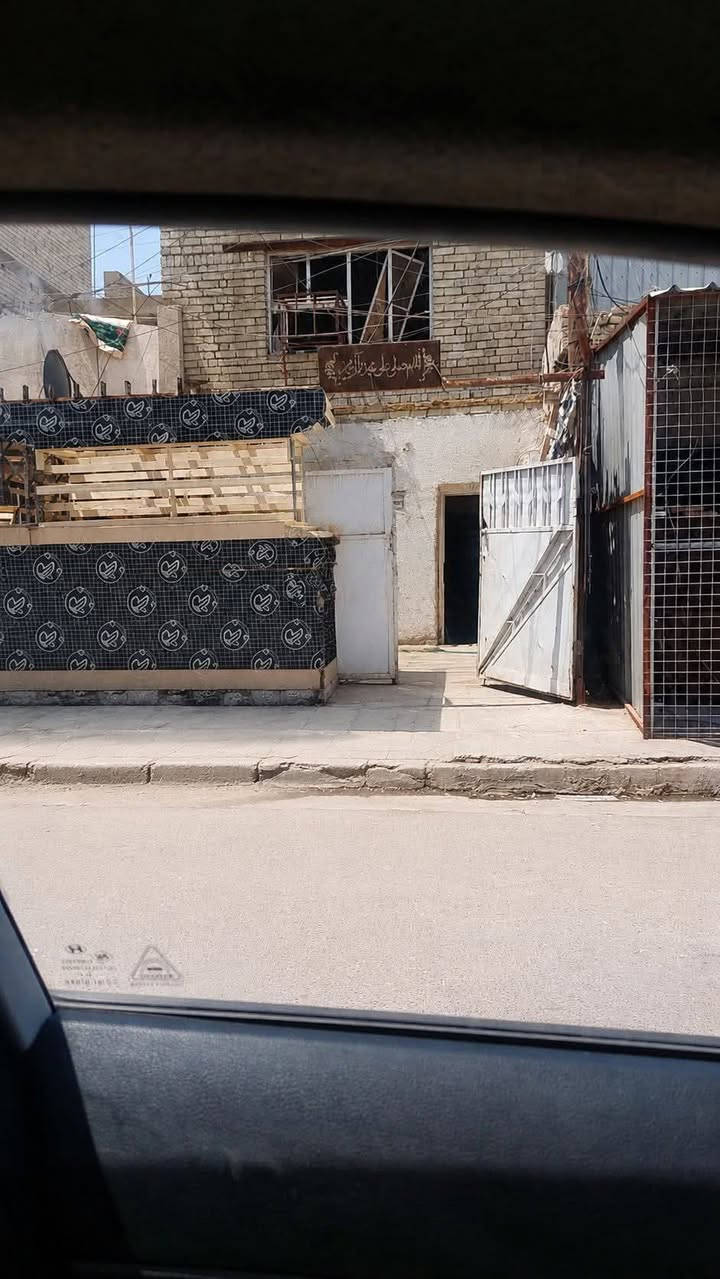 @📢 بيت للبيع (يباع كقطعة أرض) في بغداد/الشعب، خلف صلاح الدين مقابل أفران أبو كريم، على الشارع العريض، بموقع حيوي قريب من الأسواق والخدمات.
📐 المساحة 74.5 م² والأبعاد 16.5 × 4.5 م، مناسب للاستثمار أو إعادة البناء.
📞 للاستفسار: ***********.
