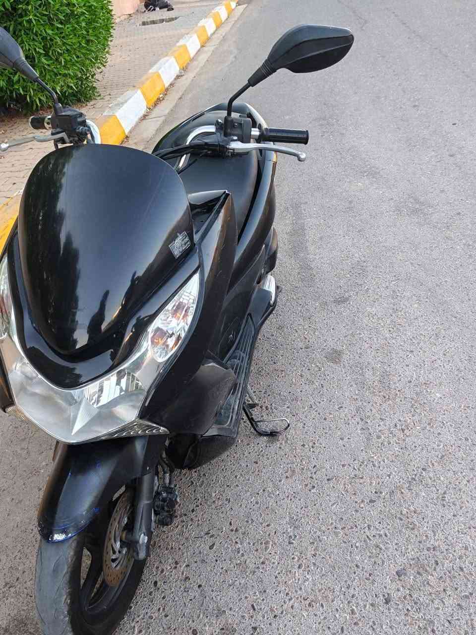 السلام عليكم هوندا pcx جيل اول ياباني اصل مرقم بأسمي
لون اسود

#كفرات بلاد

#مكينه بلاد

#ستان_كهرباء

#لايت_زنون_كهربائيات شغاله كله 

تايرات جدد قبل سبوع شادهن

#دراجه_فول_

#تراي_وشلعه_ومعدل_فول_شرط 

#باتري_جديد

#دراجه_حيل_حلوه_وناعمه 

#مكينه_كفاله

#شرط_التحويل_عقد_مروري

#مكاني_الانبار_الفلوجه 

*********** 

السعر والتفاصيل اتصل
