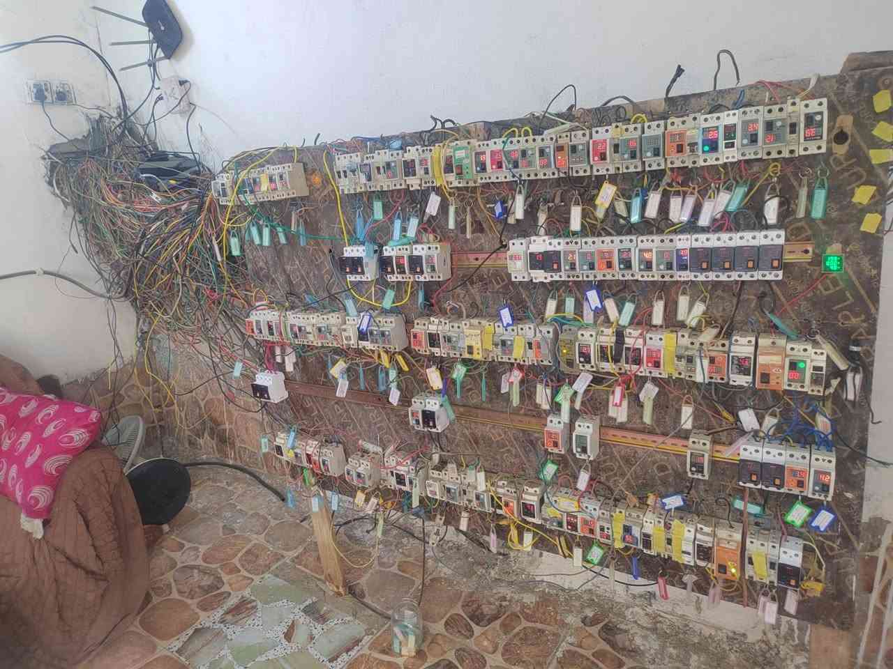 موقع للبيع الحمل ٥٣٠ بومة سكانية تجفيت قبل ٧ ايام  قبق حديد مسجل عالحصه الجديدة الموقع خير من الله الجوزات فقط بالموقع لا توجد كابينات وذا تسحب كابينات يصير الحمل بال ١٠٠٠  امبير
حي الشرطة ساحه خضراء تعال وشوف السعر عالخاص ***********
