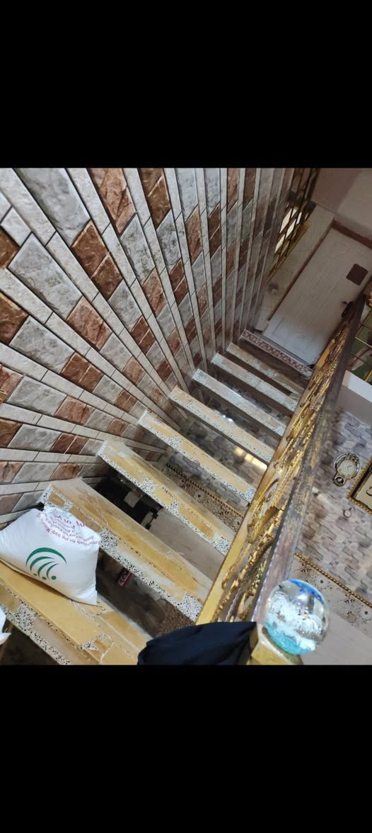 سلام عليكم للبيع بيت 140متر مربع 14في 10
عن شارع 20الاميرات 6 امتار فقط مقابل مجمع الأميرات وعن شارع بيتي 50متر افضل موقع  بيت متكون من اربع غرف  طابقين ثلاثه فوك سويت وحده جوه صاله, 4ونص في 8 استقبال 4في 9
داخل البيت دبل فاليوم الشبابيك كله المنيوم ام طبقين دبل جام مانع التراب والصوت البيت كله كاشي ابو 40 طابوق سماوه درجه أولى الاساس صب 60سنتم البيت كله 9انجات طابق الاول كله سيراميك  البناء درجه اولى البيع مستعجل السعر قفل من الاخير 100قفل قفل مابي ابد  الاستفسار على الرقم ***********
