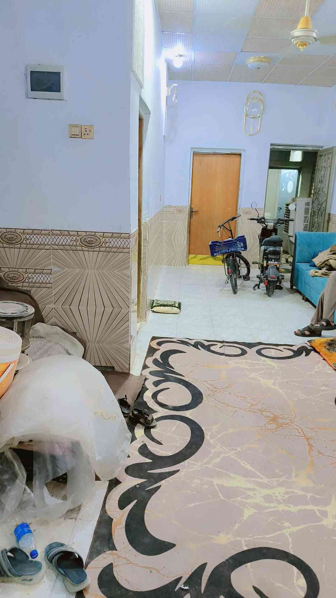 دار للببع خلف الملعب مساحه 140متر مسلح طابوك. غرفتين هول مطبخ براني ***********
