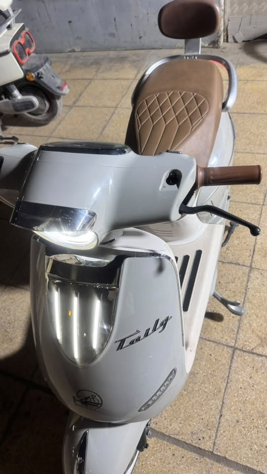 السلام عليكم دراجه كلاسك المفقوده من السوق شحن من شركة تايلج
المواصفات 
ملف 1500 w
بطاريات 6 
امبير 26 كرافين شركة شلوي
بريك امامي خلفي دهن نظام عنبار
قياس التاير الامامي 3.00-10
الخلفي 3.50-10
تشغيل عن بعد سويج وبصمه 
السعر 900 
***********
