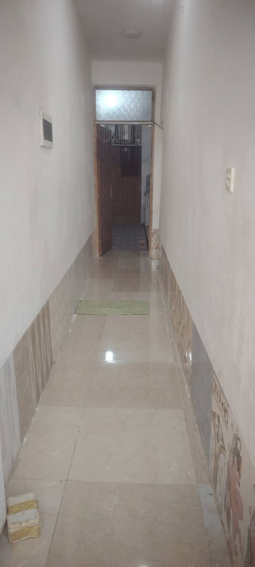 السلام عليكم بيت للبيع مقابل النازحين خط ثاني مسلح مرتب وجاهز تبليط ماء كهرباء مساحه ميت متر السعر 28وبيه مجال رقم الهاتف ***********
