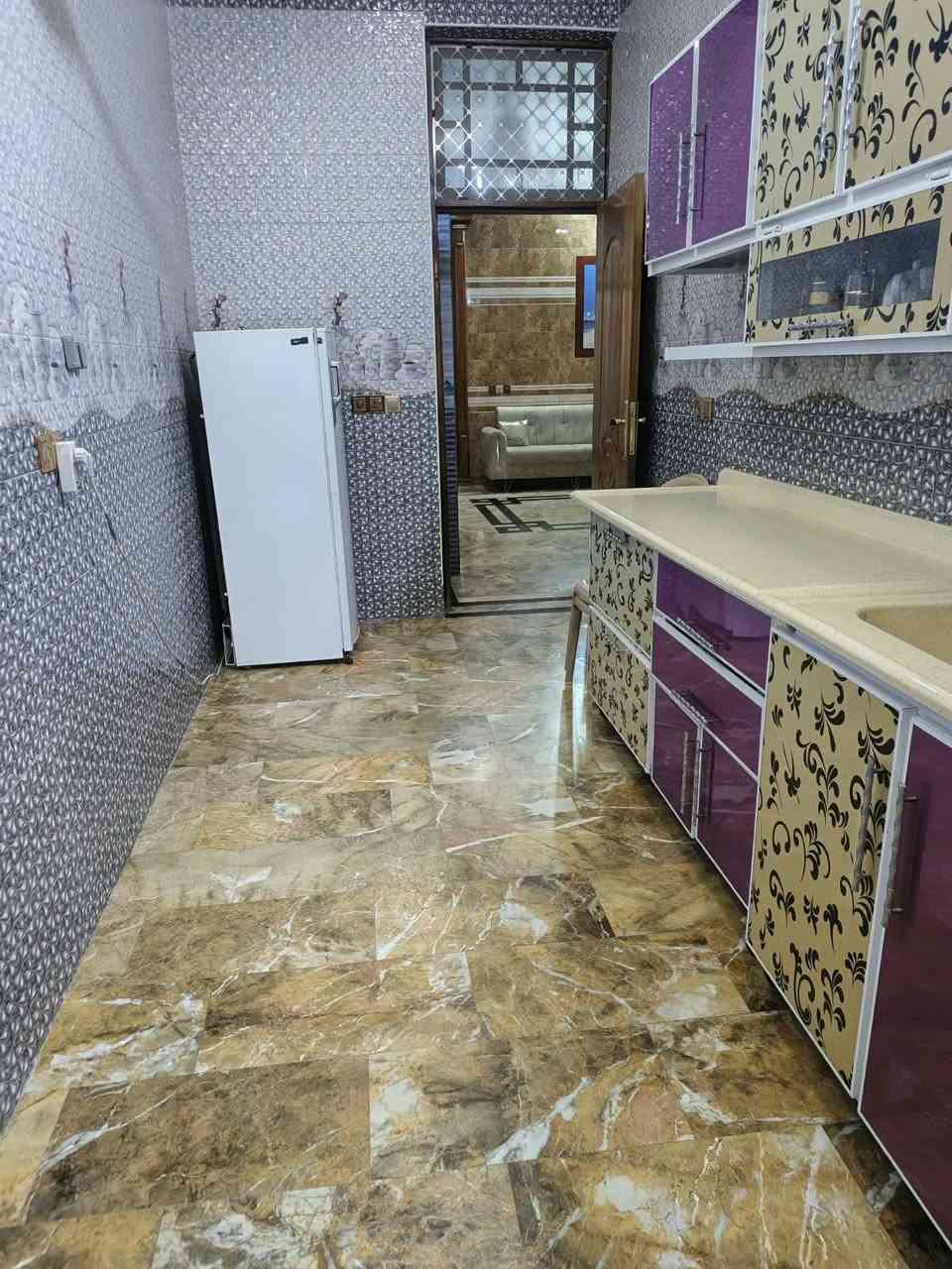 السلام عليكم بيت للبيع 
المنطقة//حي ديان شارع الجعافر قرب مدرسة الاعراف والمركز الصحي الجديد
المساحه//130
البناء طابقين
الطابق الأول//براني+مطبخ+غرفه وصاله ومنور وحمام داخلي+طارمه وحمام خارجي وتواليت خارجي
الطابق الثاني//غرفه وصاله وحمام
للاستفسار التواصل على الرقم 
‏‪***********‬‏
