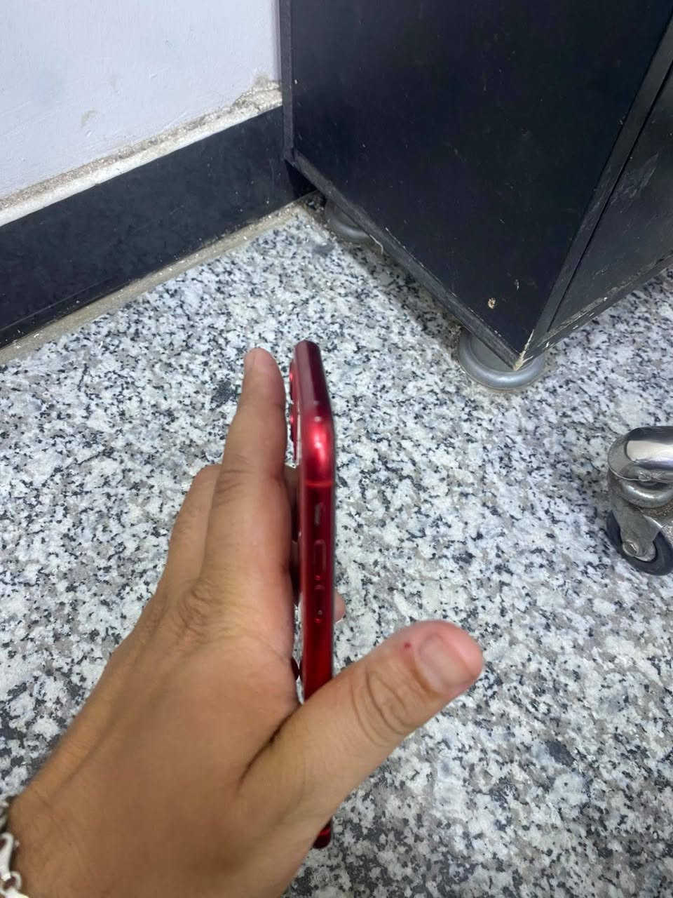 السلام عليكم
ايفون 11عادي نظيف 
وتر مامبدل ولا قطعه 
فقط فطور بل ظهر 
ذاكرة 128 
بطاريه 69 صرف طبيعي
فيس ايدي شغال 
سعر 190 
بغداد ***********
