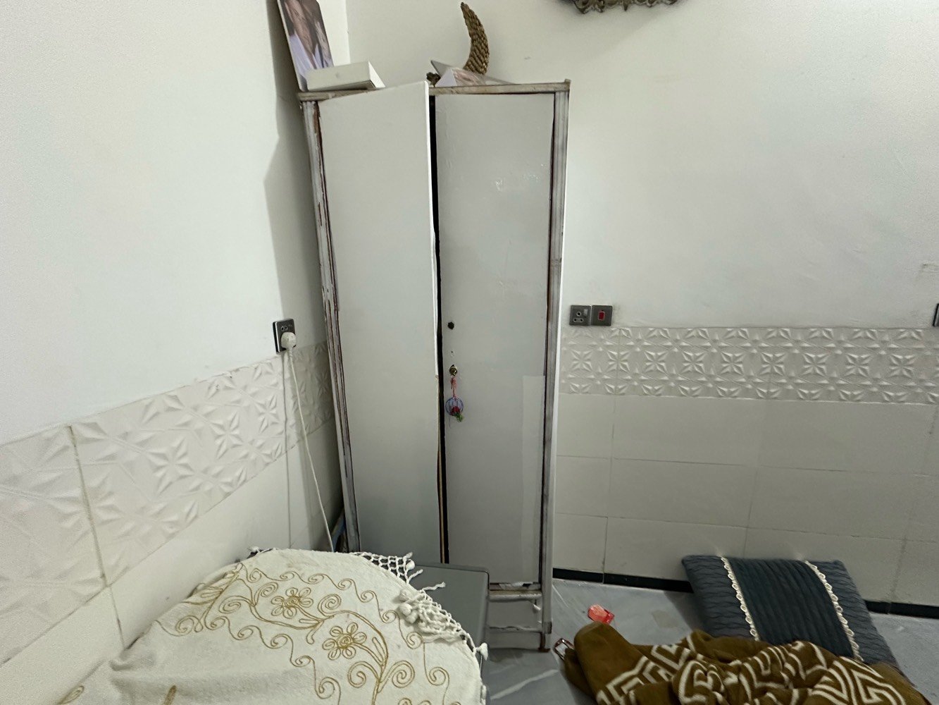 بلازمه شغاله ٣٥ 
كنتور ٦ ١٢٥ بي مجال 
كنتور بابين ب ٤٥ 
تواصل وتساب ***********
بخصوص البلازمه: شنو الماركة والموديل والحجم بالضبط؟ وهل بيها سمارت/واي فاي لو عادية؟: 
بلازمه ستلايت نضافه ٨٥
الكنتور ٦ وكنتور بابين: تريد تذكرلي المقاسات الدقيقة لكل واحد، وشلون حالهم من الداخل والخارج؟: 
كنتور ٦ بيبان و ٦خانات فوك وخانتين جوه وكنتور بابين وخانه جوه 
هل أكو أي خدوش، كسر، أو مشاكل بالدواليب/المفصلات/الأقفال أو التلفزيون نفسه؟: 
نضافه ٨٠ 
وين مكان الاستلام بالضبط؟ وبالنسبة للتوصيل: متوفر لو لا؟: 
بغداد رشاد فلكه حجي مهدي كناني توصيل غير متوفر 
السعر المكتوب لكل غرض لو للسلة كلها؟ وهل قابل للتفاوض؟: 
كنتور بي مجال ١٢٥ ألف 
كنتور ابو بابين ٤٥ ألف 
بلازمه ٣٥ 