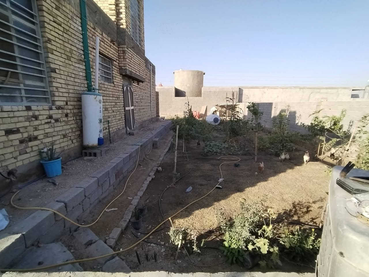 السلام عليكم بيت للبيع في النجف طريق يا حسين طريق المشايه صاير بين عمود ١٣٠ وعمود ١٤٤ منطقه حلوه يمها اثنين مدارس وشوراع نضيفه محوله كهربا باب البيت وكابينه المولده ب الباب وخطين ماي اساله تجي تشوف بعينك..
1.... مساحه البيت 400 متر ركن ع شارعين

2....مساحه البيت المبني ١٥٠ متر والباقي حديقه مرتبه

3....البيت ملبوخ وارضيه صب والسقف كونكريت شغل درجع أوله صحيات داخليه وخارجيه كامله سيراميك باقي تشطيبات تكملهن مساحه جبيره الحمدلله

4.... سبب البيع السفر

5.... سعر البيت مراسله صفحه او الاتصال وسعر زين

***********
