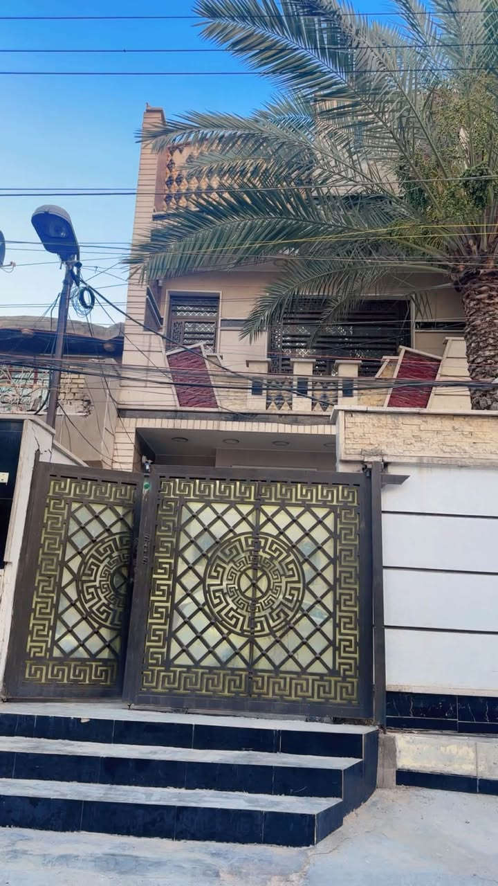 السلام عليكم 
دار للبيع في بغداد الشعب حي التجار قرب الأسواق المركزية 
مساحته 132 متر ونظيف جدا 
الطابق الأول يحتوي 
استقبال، هول، حمام، مطبخ،منور،ممر
الطابق الثاني
غرفتين نوم ، حمام ، صاله 
الاتصال على رقم ***********
