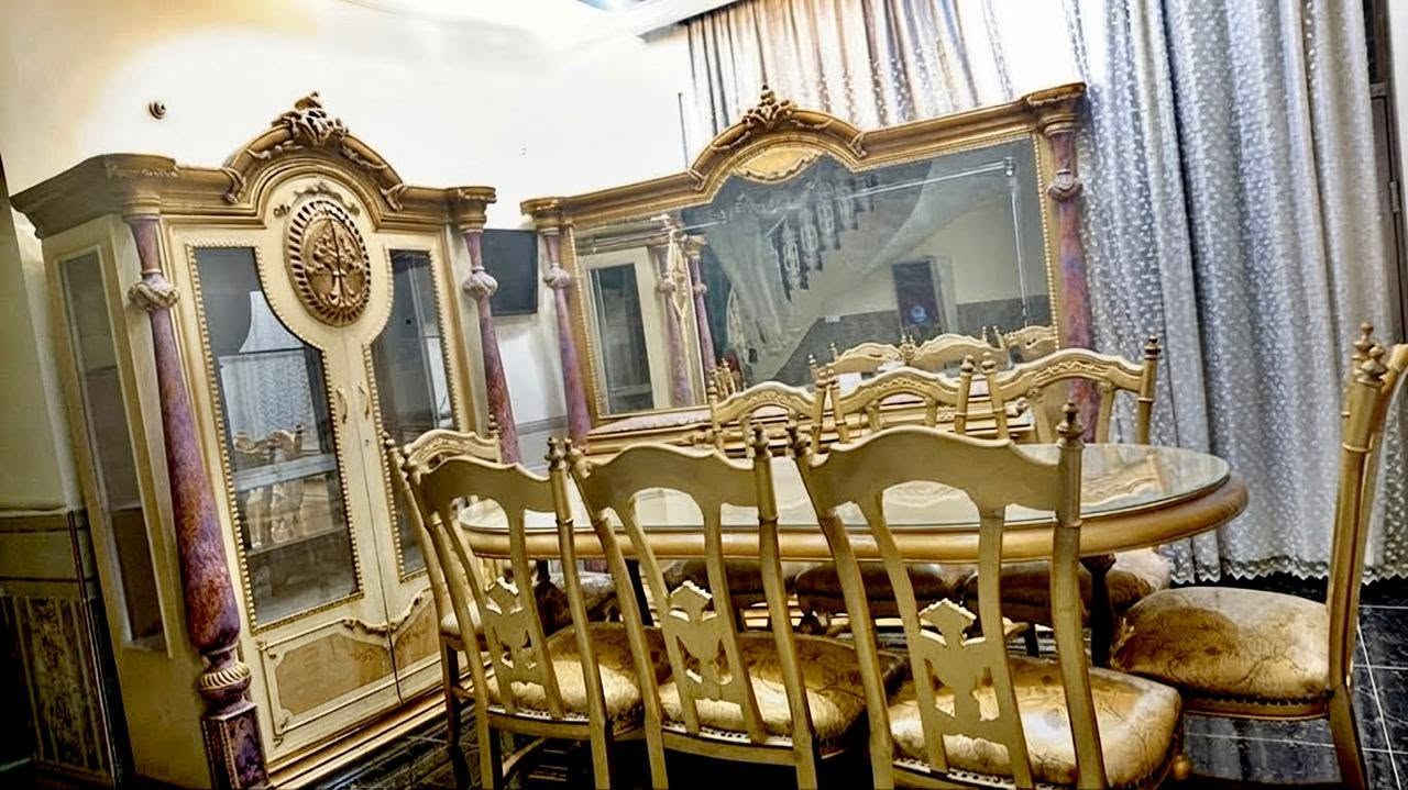 طقم سفرة ذهبي كلاسيكي كامل للبيع
​غرفة طعام ملكية كاملة (طاولة + كراسي + بوفيه بمرآة + نيش زجاجي) بتصميم كلاسيكي فاخر وأعمدة رخامية.
​خشب متين وزخارف راقية.
​بحالة ممتازة جداً بدون أي عيوب.
للأستسفار التواصل 
***********
***********
