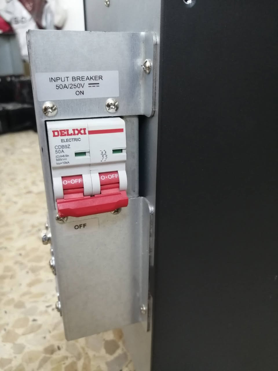 السلام عليكم
UPS APC 6KV ONLINE
جهاز جديد غير مستخدم
ويا بكج البطاريات ياخذ 20 بطارية (12 فولت 9 امبير) 
فارغ بدون بطاريات 
سعره 500 الف 
مكاني بغداد حي اور
***********
