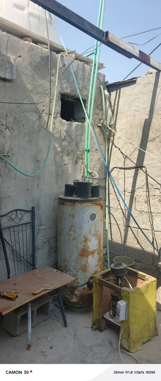 بيت منطقة الحسينية مال راشدية بلحواسم الي مقابيل بانزين خانة مسقط البيوت تصير خلف المحطة مال غاز يعني اول متفوت شارع الشاركة البيوت على اليسرةة
 البيت هوسة اغراض مطشرة يعني مال واحد يريد يشيل كدامكم غرفة ٤×٥ الاستقبال هم ٤×٥ وبي ترك هوسة ماصورتة بي غراض عرضة مترتين وعلى طول البيت و ايضا مطبخ كلشي وحمام ٣ في٣ وطرمة ٣ في ٣ جان هيكل واني رتبت بي شغلات ولبخت ذبيت بل ٣ ملاين علكد امكانيتي عليه امانة الله ورسولة 
البيت عارضة ب٧ ملاين واكدر ابيعة هوة وغراضة ماعدي مانع بدون غراض وهوة غراضة وتانكي ولشمعات وكلشي ابيع شكو بلبيت عادي وسهله وبي مجال البيت وهذه رقمي *********** بي وتساب
