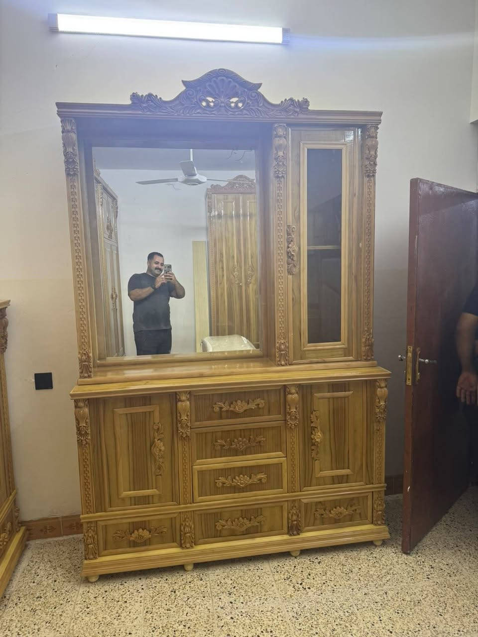 غرف خشب ثقيل داخل خارج صاج شغل درجه اوله جديد غير مستعمل يوجد جميع الفصالات لطلب والستفسار ***********
