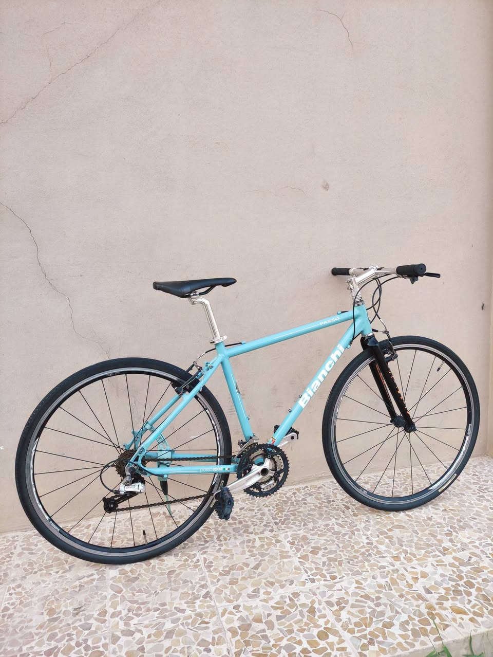 السلام عليكم
دراجه ماركة #BIANCHI بيانكا العالميه ماركه غنيه عن التعريف 

صنع ايطالي اصلي🇮🇹 ...حجم28 (C700) قياس M ميديم 

فوول المنيوم خفيف جدا  فريم تصميم حديث ...سلس جدا 

لون مميز جداً فيروزي مطعم ب أبيض لامع ميتاليك 🩵🤍

سستم شيمانو كامل سيت ديور #SHIMANO_DIORE

بدالات السرعة #لعابات من ارقى وافضل البدالات بلعالم متصل مع

بريكات شيمانو اصلي حتى الفحمات مختومات #SHIMANO

مجمع بولبرين براكيت بوش شيمانو اصلي احترافي اورجنال

وياله بولبرين احترافية من ماركة R500 طبقتين سرعه خرافيه 

تايرات كتان اصليه ماركة #PANARACER نقشه ناعمه سلسة 

سرج  اصلي ..كمبليونات وياله سلايت ..ستاند سلايت اصلي

الدراجه كلش حلوة وبلحقيقه احلى من الصور بهوايا بلأخص اللون

🔴الدراجة من اقوى وارقى المواصفات العالميه يعني فول
     احترافيه

🔴الدراجه قطعه مال حاويه غير مستخدمه داخل العراق 
الدراجه ما مبدل بيها برغي  على وضع الشركه بلاد ختم واحد
 ليبل واحد....ما بيها اي نقص كامله وجاهزه 100% 

المكان موصل الجانب الايسر ....السعر 350 الف (ثابت_نهايتة)

يوجد توصيل بغداد 

رقمي ***********
