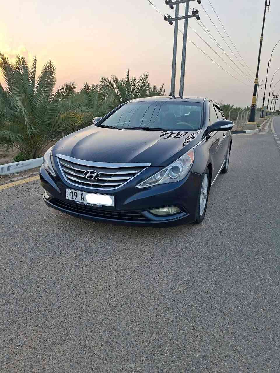 سوناتا مضلع للبيع موديل 2013    لمتد فول مواصفات 1/1  فئة pi وارد امريكي
‏رقم كربلاء انكليزي  بأسمي  شرط التحويل ومكانها كربلاء محرك 2400   مكينه وكير مكفولات  
‏المواصفات 
‏بصمة تشغيل + بصمة ابواب  
‏تبريد  قطعتين امامي خلفي 
‏تبريد+ تدفئه بالكشنات+ كشن كهربائي 
‏فتحة قماره سلايد روف 
‏داخل لونين 
‏تحكمات ستيرن جهتين + مثبت سرعه كروز + نظام ايكو 
‏ثلاث شاشات + كاميرا خلفية + اشاير بالمري  السياره جاهزه للاخير حداديه وكهربائيات مابيها كل نقص  
‏  حادثها من امريكا قبق جنطه+ ثلاث قطع صبغ  
‏السعر 97$ 
‏رقم الهاتف  : ***********
‏               ***********
‏
‏
