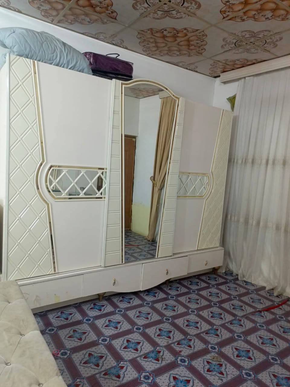 غرفه تركيه للبيع نظيفه استعمال قليل السعر 900وبيهه مجال الاتصال عالرقم ***********
