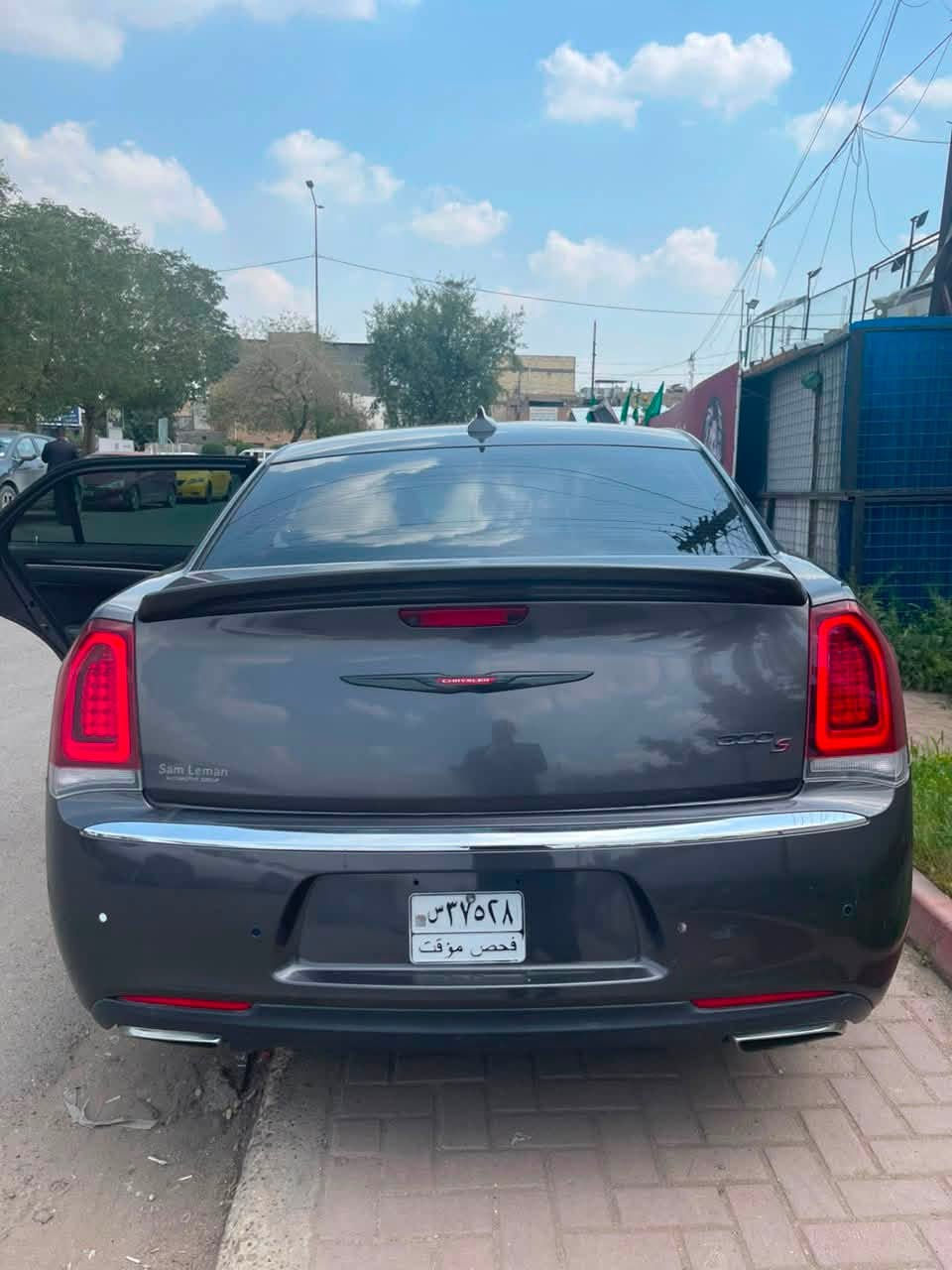 كرايسلر S300 2021
 دبل دعامية 
السيارة فول مواصفات ١/١
محرك v6 3600
السيارة جديدة بكل معنى الكلمة بحالة الوكالة من كلشي ماشية مشي امريكا 119 الف انتبه امريكا  وهنا ماشية الفين 
رقم بغداد 
مواصفات /
1- تشغيل عن بعد + وياها بصمتين
2- كامره خلفي دوارة
3- حساسات امامية + حساسات خلفي
4- اشاير جانبي 
5- دمام خلفي بيتس + سماعات في جميع الابواب 
6- بانوراما 
7- رادار امامي + رادار خلفي + رادار جانبي 
8- كشن جلد + كشنات كهرباء + كشنات تبريد وتدفئة 
9- استيرن كهرباء + تدفئة 
10- شفتات بالستيرن
11- لايت زينون امامي + لايت داينمك متحرك مع الستيرن 
12- تدفئة كشنات خلفية
13- بردة كهرباء خلفية 
14- خزن ميموري كشن السائق + الستيرن كهرباء
15- تحديد مسار + قيادة ذاتية + توقف ذاتي 
ماكو مواصفات بالاوباما مموجودة بالسيارة شنو يخطر على بالك موجود 
السيارة تم تبديل الباب نفس اللون وصبغ على كد الحادث شبرين فقط جميع الايرباكات سليمة 
السيارة تجي تشوفها وتراي وين متريد الصدر الامامي والخلفي كلة جديد 100‎%‎ شرط كلة اصلي وكالة السيارة مال جناي الله شاهد عليه
 للاستفسار***********
