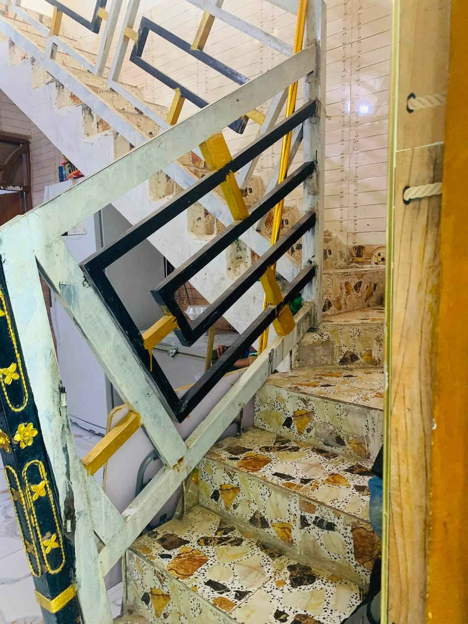 بيت للبيع المساحة 100 متر في المربع الذهبي حي الامام الرضا الفلاحية مجاور للمركز الصحي ومدرسة لبابة 

البيت  طابقين طابو ملك غر مطلوب . 

الطابق الاول : 

استقبال : 4 في 4 

صالة : 5 في 4 

مطبخ : 4 في 4 

غرفة : 5 في 4 

الطابق الثاني نفس التحت باستثناء الاستقبال الفوق  غير كامل . 

بناء حديث ، وكامل من كل الجهات ، وهذا الرقم : 

‭ ‭***********‬

