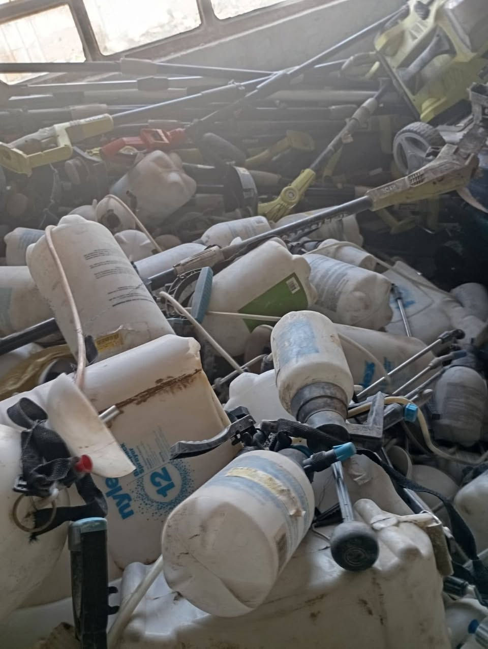 مضخات مبيدات زراعيه موجود كميه تقريبا ٣٠٠ قطعه بضاعه اصليه المانيه ابيعه كلهن شلع الي يريدهن يتواصل على الرقم *********** او على الخاص
