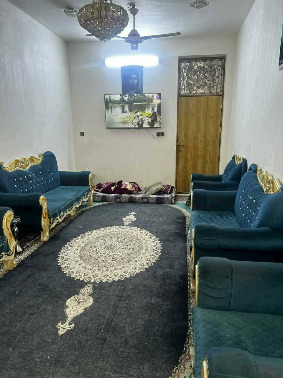 بسم الله الرحمن الرحيم
دار للبيع 🏘️ 

المساحه 200 متر 

بناء درجة أولى 

يحتوي البيت على 

غرفتين نوم 

استقبال ضيوف 

صاله 

مطبخ 

حمامات 

الموقع گاع الزكندري 

شارع المدرسه 

يبعد عن الشارع 15 متر 

الاستفسار أكثر 
يرجى مراسلة الصفحه 
أو الاتصال على الرقم التالي 

  ***********
