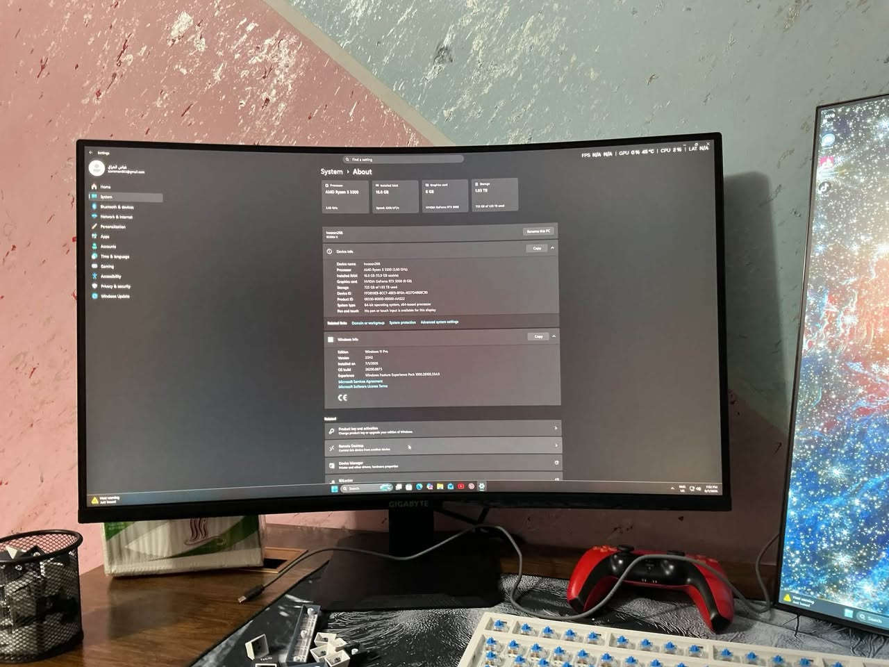 للبيع تواصل واتساب *********** 

🖥️ مواصفات التجميعة (PC Build)
‎ المعالج (CPU): AMD Ryzen 5 5500 (3.60 GHz)
 كرت الشاشة (GPU): GALAX NVIDIA GeForce RTX 5050 (8 GB)
‎ اللوحة الأم (Motherboard): GIGABYTE B550M K
 الذاكرة العشوائية (RAM): 16 GB (3200 MT/s)
 التخزين (Storage): 1 TB (SSD/NVMe)
‎ مغذي الطاقة (Power Supply): Rocket 650W (80 Plus)
 الكيس (Case): HeroGear Gaming Case (مزود بـ 6 مراوح ARGB + مبرد معالج إضافي)
‎ نظام التشغيل (OS): Windows 11 Pro
‎🖥️ الشاشات (Monitors)
1. الشاشة الرئيسية: GIGABYTE شاشة منحنية (Curved) عالية الأداء للجمينج.
2. الشاشة الثانوية: MASS شاشة رأسية/عمودية (Vertical Monitor).
⌨️🖱️ الملحقات والملحقات الإضافية (Peripherals & Accessories)
 الكيبورد الأول: KEMOVE Mechanical Gaming Keyboard (RGB)
‎ الكيبورد الثاني (بالكرتون): Jertech STARS KM170 Gaming Combo (Full Size Keyboard + Mouse)
 الماوس الأول: ماوس لاسلكي مريح مع إضاءة ومؤشر للبطارية.
 الماوس الثاني: ماوس لاسلكي صغير (مع علبته).
 جهاز منظم الطاقة (UPS): شاهين GS2000VA Offline UPS + بطارية إضافية NEXXT.
 سبيكر صوت: X-BASS Speaker (RGB)
 يد تحكم: DualSense (PS5 Controller) بلون أحمر.
 ماوس باد (Mousepad): ماوس باد كبير يغطي الطاولة مع تصاميم مميزة.
