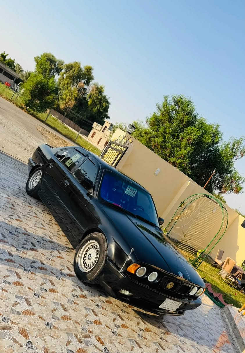 السلام عليكم للبيع بي ام موديل 1991حجم525اصل مكينه مسكر عدله تبريد ثلج🥶 رقم بغداد سنويه 27كير مكينه شرط صدر امامي خلفي جديد تخم تاير جديد سياره مكفوله من الضربه صبغ جماليه السعر 57بي جمال مراوس حسب القناعه مكانه صلاح الدين رقم التلفون ***********
