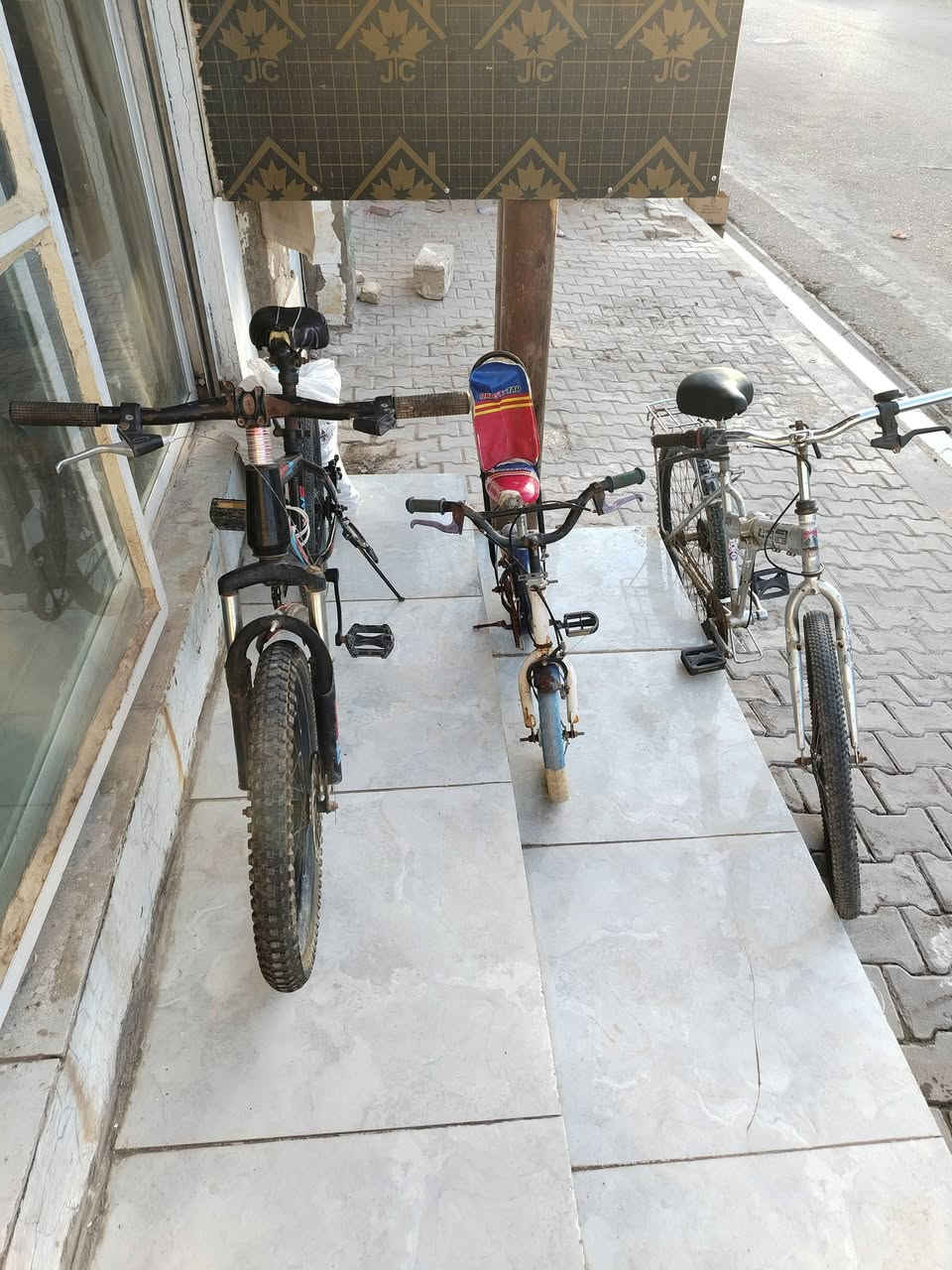 السلام عليكم بايسكلات حجم 26 و 20 و16 للبيع سعر البايسكل 50 عوزهم ترتيباتبسيطه مكاني بالنجف حي ميسان شارع العسكري التواصل واتساب ***********
