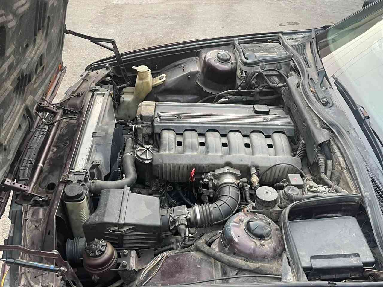 السلام عليكم 
للبيع بي ام 525 اصل 520
موديل 1992
سياره كير عادي وشلعتهه تخبل 
سياره سلايت
صدر امامي خلفي 
تخم ويل خليه 
رقم مميز 
سياره كامله 
عنواني بغداد
للاتصال 
***********
