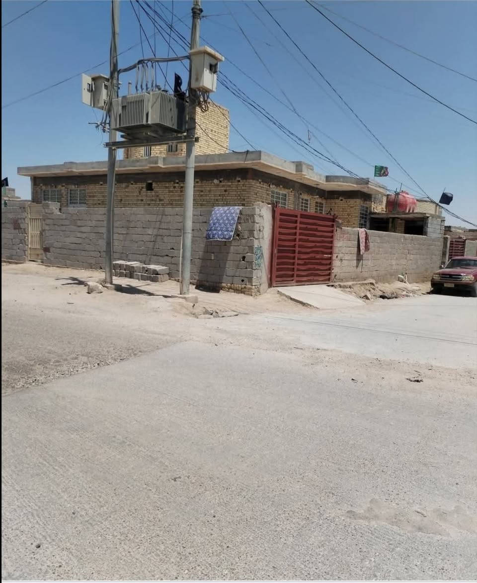 بيت للبيع حي الحسين مساحه ٢٥٠ غرفتين وصاله ومطبخ حار وبارد ديوانية منور حمامات خارج وداخل البيت كامل ما بيه نقص البيت كافت الخدمات موجوده ‏‪***********‬‏
