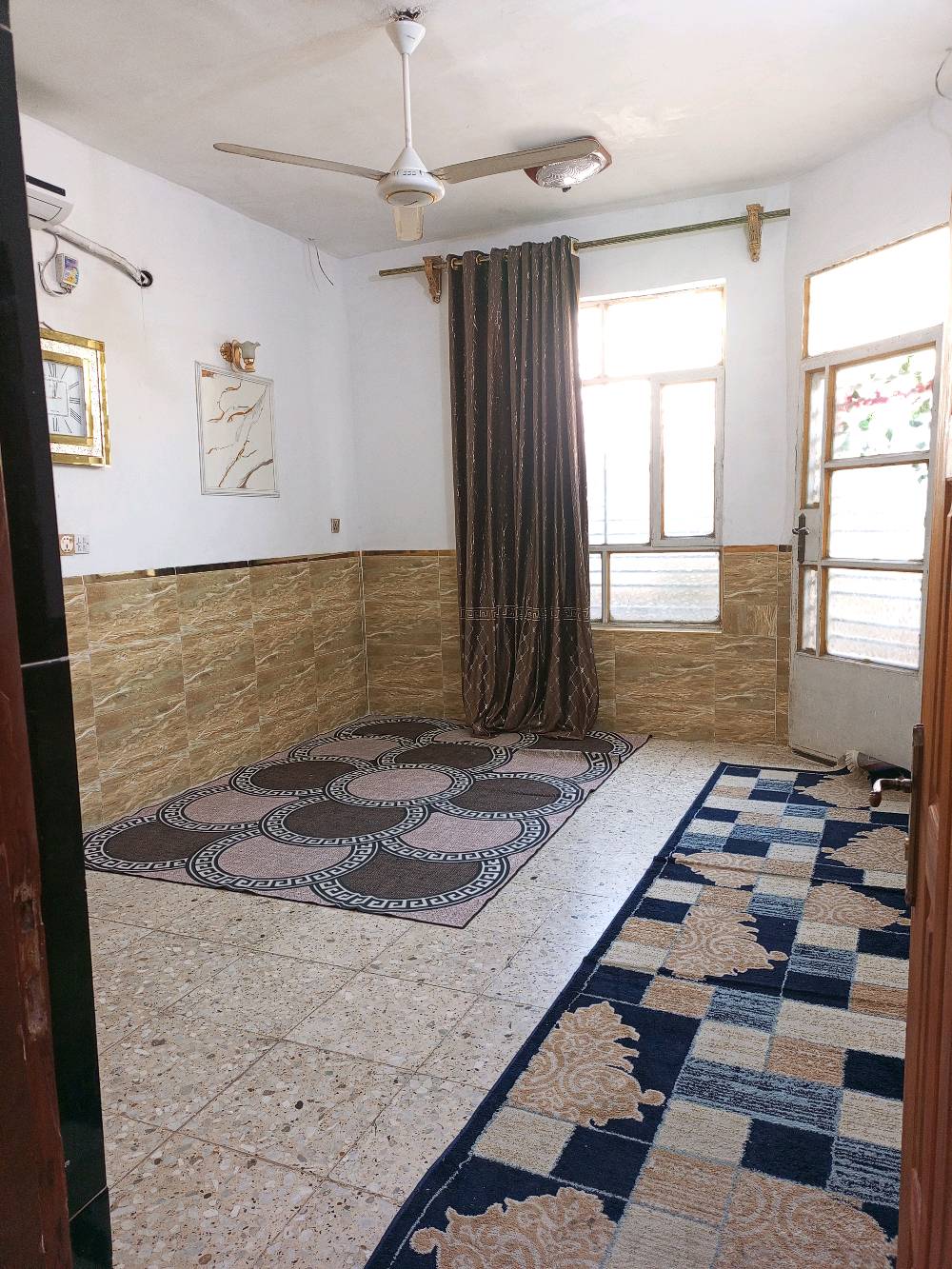 بيت للبيع مساحته 100 متر زراعي مربع مكانه بلامين الثانيه السده الثانيه ع صعده قريب من المدرسة الاهليه در السلام يحتوي ع صاله واستقبال ومطبخ وغرفه وباقي الخدمات للتواصل خاص او ع رقم ***********