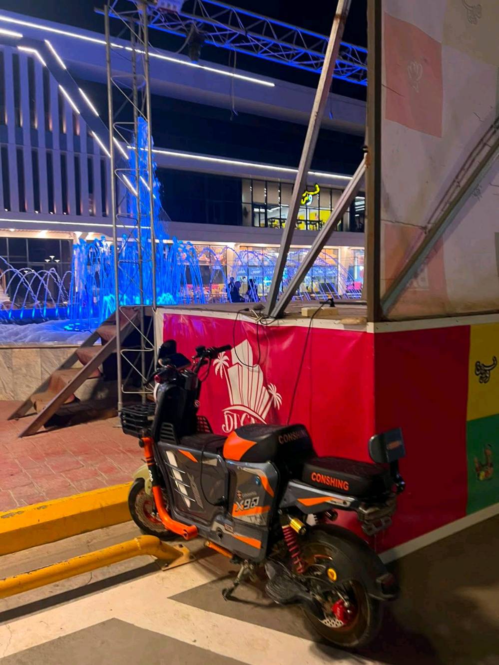دراجة شحن للبيع نظيفة كلشي مابيهة بس هاي لضربة و بطاريات نص عمر تمشيك هواي كلشي شغال بيهة رايدهة ب 500 الف و بيهة مجال 

مكاني ديالى بعقوبة
شنو موديل الدراجة بالضبط وسنة الصنع شكد؟ وهل هي كوشنغ x98 لو موديل ثاني؟: 
دراجة X900  اسمهة 
البطاريات شكد عددها وشنو نوعها/أمبيرها؟ ونص عمر يعني تقريباً شكد باقية من عمرها؟: 
3 كبار و 2 صغار نص عمر
الضربة اللي مذكورة بالصورة بأي مكان بالضبط؟ وهل مأثرة على الشاصي أو التوازن لو بس تجميلية؟: 
بس تجميلية و لستيرن مايل لليمنة يتعدل سهلة شغلته
كلشي شغال 100% يعني الشحن، المكينه/الموتر، الفرامل، والأنوار؟ لو أكو أي ملاحظة بسيطة؟: 
اي بس لدبل اشارة من تشغلهة تشتغل بس يمنة 
موقعك بدقّة بأي منطقة بعقوبة حتى نرتب المعاينة؟ وإذا متوفر، ترسل رقم التواصل/واتساب؟: 
ورة لمحافظة قرب فلكة العنافصة 