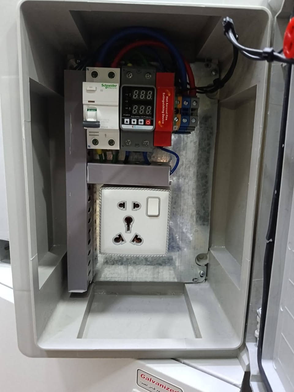 ⚡ مشكلة شحن سيارتك الكهربائية انحلت.. وأمان بيتك وسيارتك مضمون 100%! 🚗🔋
ت​واجه مشكلة "عدم وجود إيرث" وتوقف الشاحن؟ حاب تحمي سيارتك من تذبذب الكهرباء والارتفاع المفاجئ للفولتية؟
​قدّمنالك منظومة الحماية والتأريض المتكاملة لشواحن السيارات الكهربائية (بما فيها السيارات الصينية BYD, Changan وغيرها)!
​✨ مواصفات المنظومة والمميزات:
🔹 قاطع حماية Schneider الأصلي: لحماية كاملة من التسريب الكهربائي والتكهرب (30\text{ mA}).
🔹 جهاز حماية ديجيتال: مراقبة لحظية للفولتية والتيار لحماية الشاحن والبطارية من أي ارتفاع أو انخفاض بالكهرباء.
🔹 كابس (مقبس) متعدد الاستخدامات: يتحمل أحمال الشحن العالية ومناسب لجميع أنواع الشواحن المحمولة.
🔹 وحدة إطفاء حريق ذاتية (Aerosol Device): لحماية الصندوق وإخماد أي شرارة أو حرارة زائدة تلقائياً.
🔹 تجهيز وتأسيس خط التأريض (Earth): لضمان استقرار الشحن وبدء العملية بدون أي أخطاء أو توقف.
​🛡️ أمان كامل - حماية لبطارية السيارة - متانة وجودة عالية.
للاستفسار مراسلة الصفحة او الاتصال
***********
#بي_واي_دي #شانجان
#بغداد #سنك
