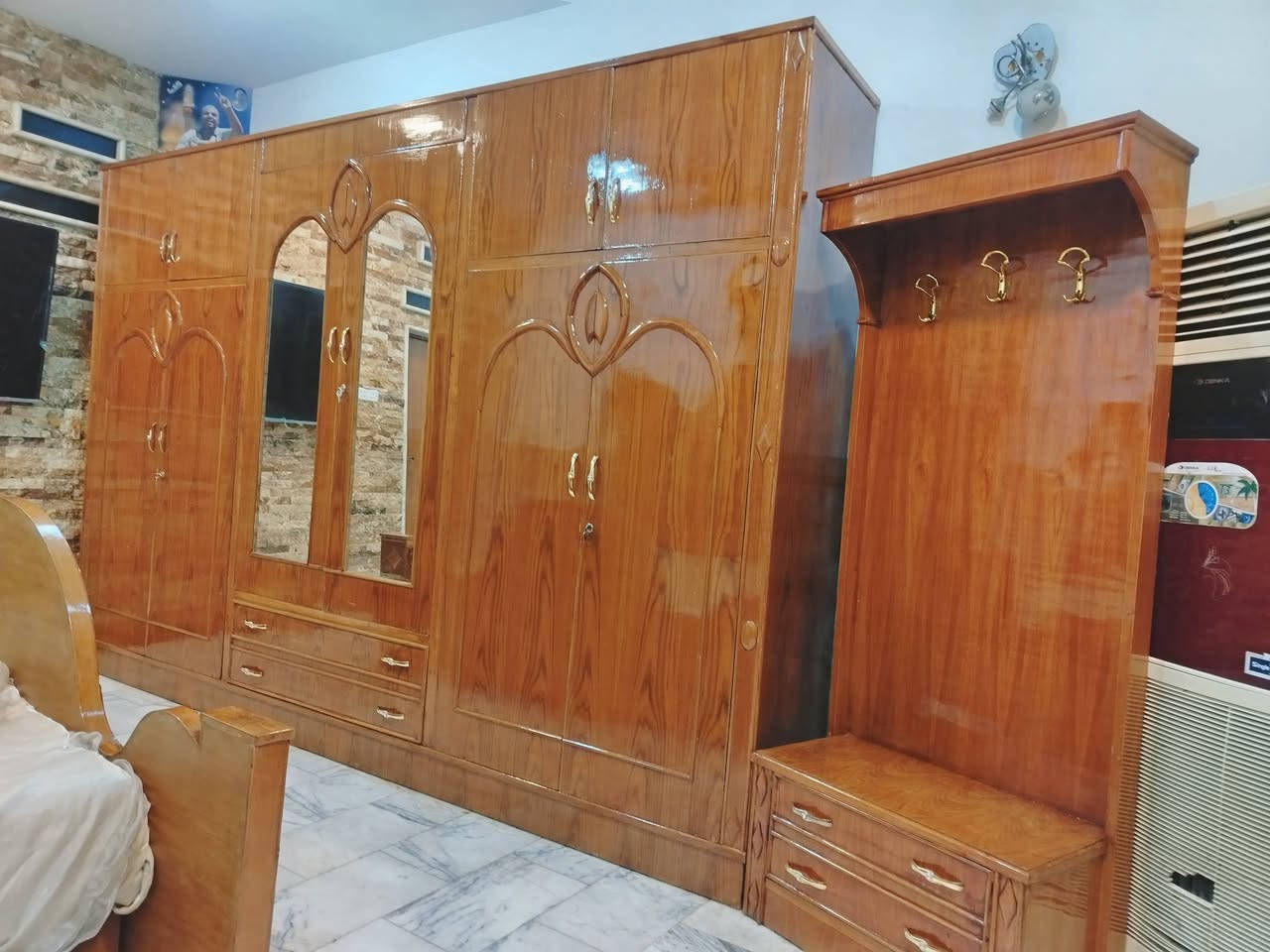 غرفة نوم تسكام صاج داخل وخارج شغل ثقيل ضهر جرجوبه خمسه ملم استعمال قليل اخت الجديد مكفوله من الشخط تكمه الواقع احله من الصور العنوان حلة حي الجزائر  ***********.    ***********
