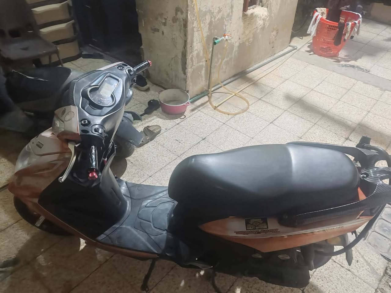 دراجه سكنس فحل 
محرك ياباني لون برتقالي
بيها شويه جراد بل كفر الامامي فقط
الدراجه نضيفه كلش سلف هندر كله شغال
للاتصال ***********
