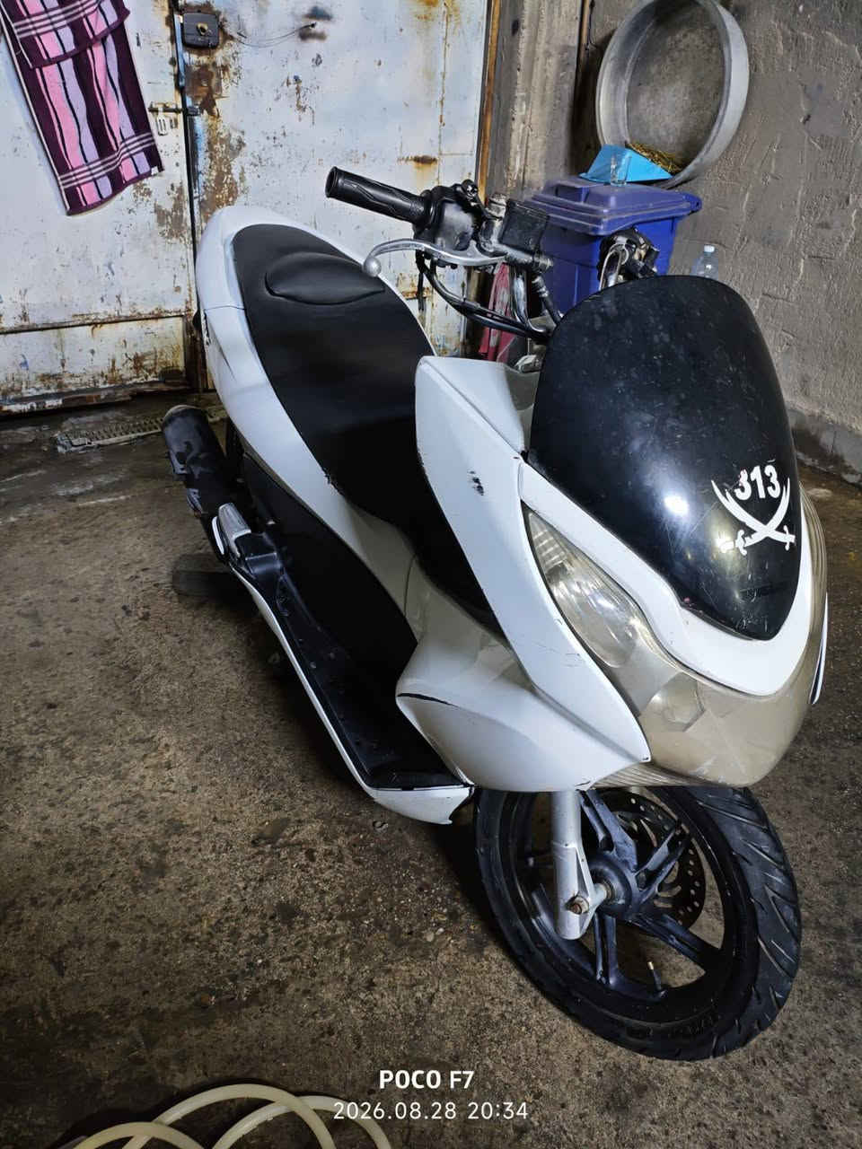 Pcx جيل اول ياباني للبيع
مكينة 125 ما مفتوحة 
كفرات بلادي
كهربائيات شغالة 
ماشية 46 
السعر  ( 750 ) وبيها مجال 
بغداد مدينة الصدر  ***********
