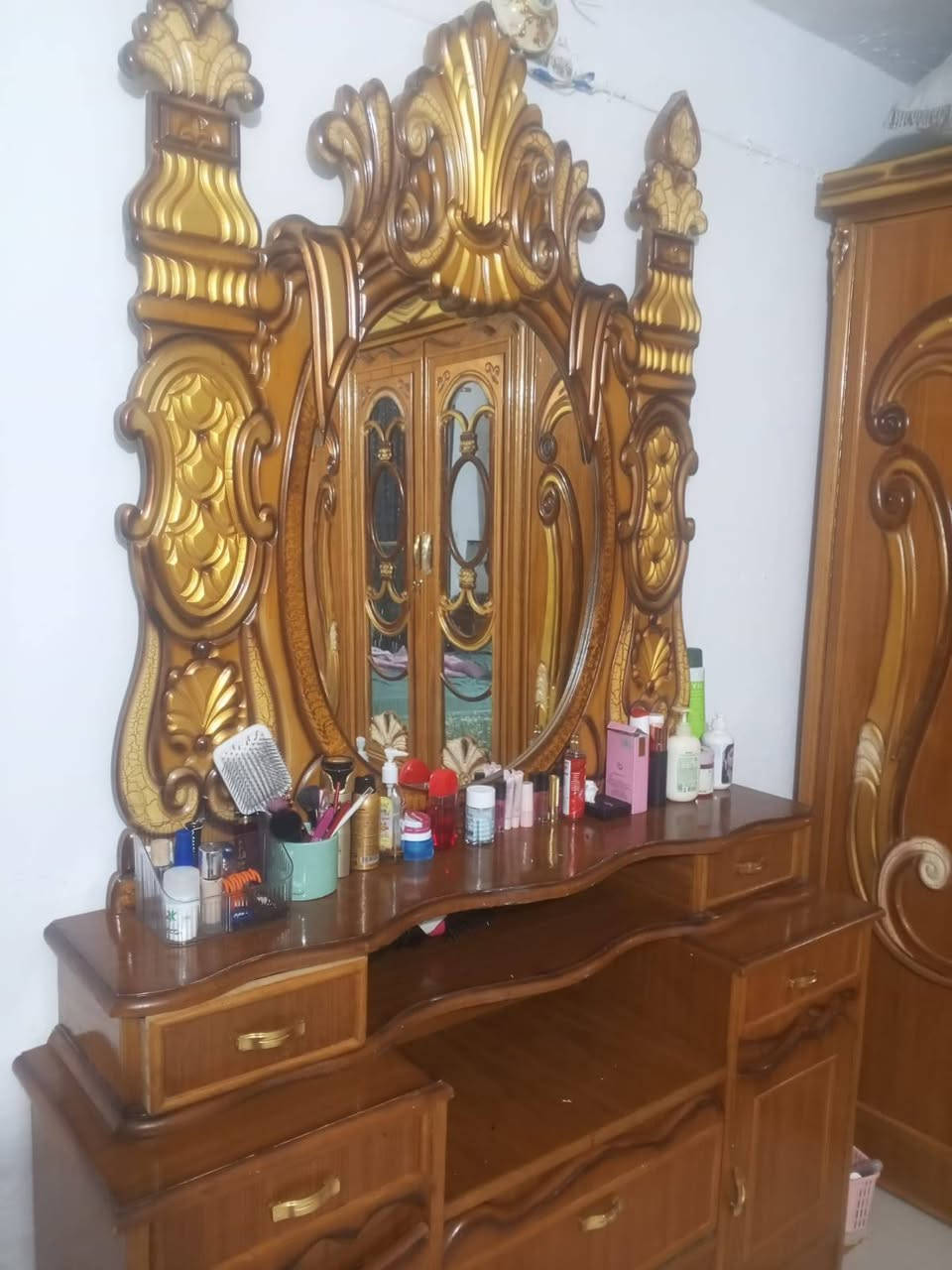 السلام عليكم غرفه اخشاب مستخدمه شي قليل السعر مالتها بمليون وبها مجا ‏‪***********‬‏
