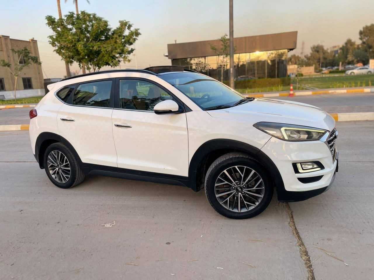 السلام عليكم

توسان 2020 خليجي  / بانوراما) 🚗

​المواصفات:

​الموديل: 2020 (وارد خليجي)

​المسافة المقطوعة: 100 ألف كم

​المحرك: بحالة ممتازة جداً

​الكير: بحالة ممتازة جداً

​ (الكشر): نظيف جداً

​🌟 أبرز المواصفات والتجهيزات:

​سقف بانوراما
بصمه 👍 

​مرايا شفط 

​تحكم كامل بالستيرن
كشنات جهتين كهرباء 

​كاميرا خلفية + حساسات خلفية

​وباقي المواصفات المعروفة لهذه الفئة

​الضرر:  باب السايق ولباب وره السايق صبغ 

​💰 السعر المطلوب: 165 ورقة
مكاني بغداد الدوره 

*********** بغداد, العراق
