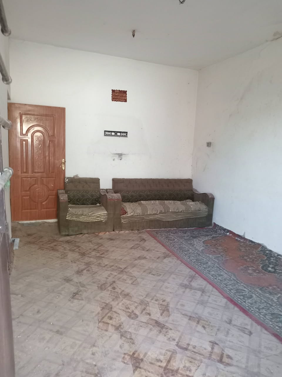 عليكم السلام مساحه١٥٠ غرفتين نوم استقبال مطبخ حمام سطح الارضيه صب البيت عايزة تنضيف لان متروك فتره الاجار١٥٠***********
