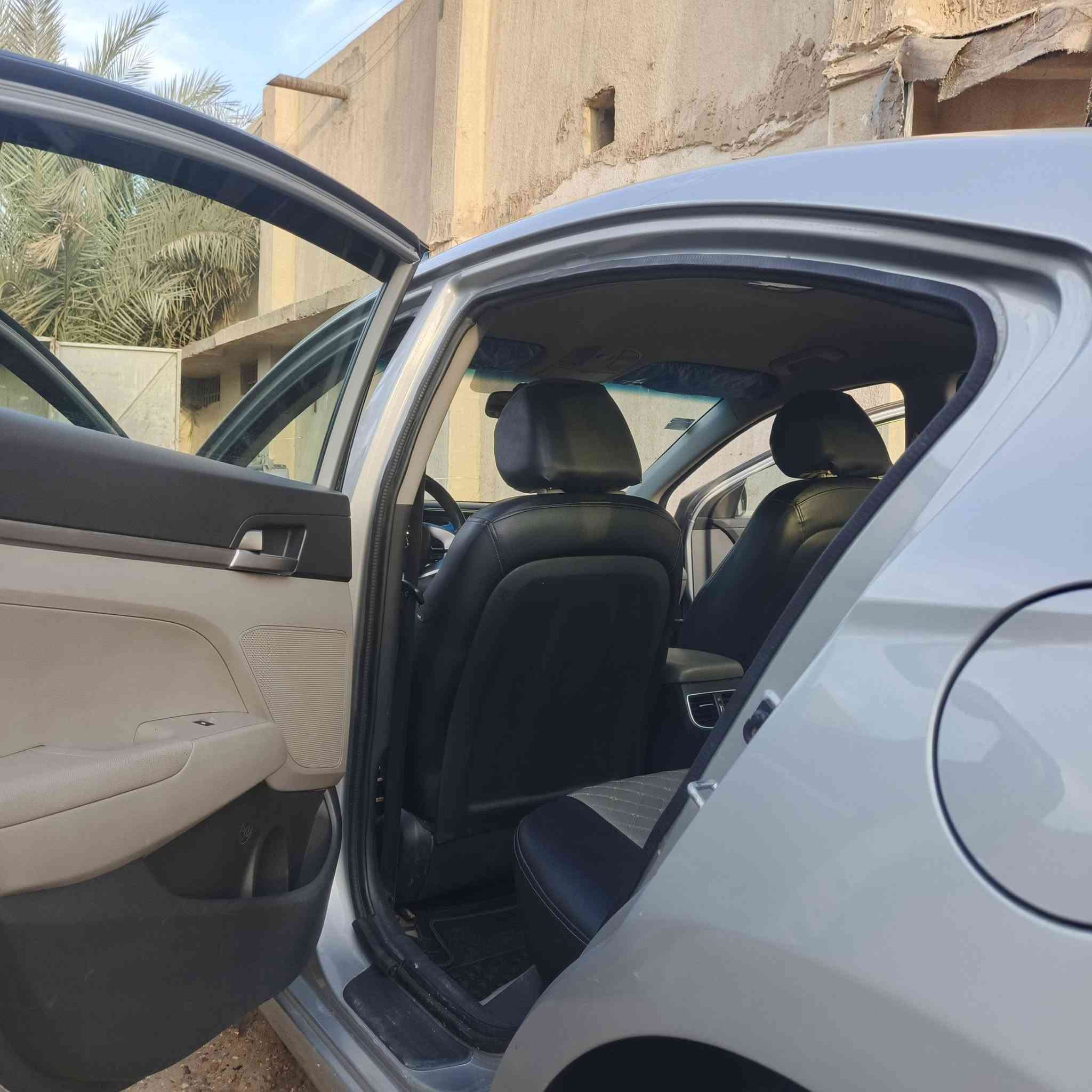 اخوان السلام عليكم النترا موديل 20 رقمها بغداد وسنوية بأسمي وهاذا رقمي إلي يحب يتفضل خاص***********👉🏻.
