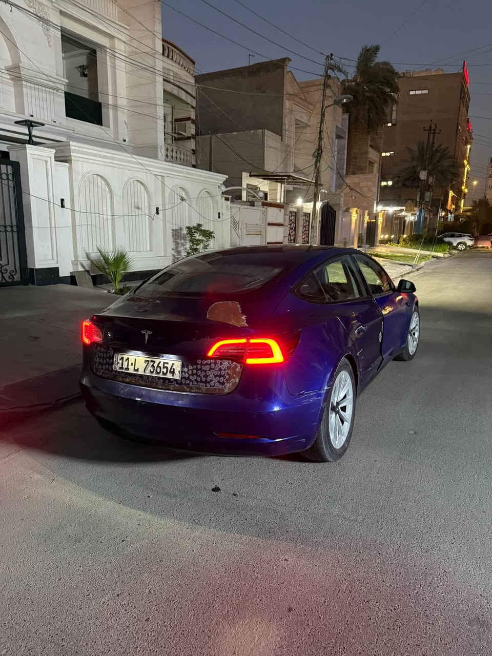 🚘 Tesla Model 3 2022 للبيع
🔵 اللون: أزرق  
📍 رقم بغداد  
📏 الممشى: 108,000 كم  
💰 السعر: 100 ورقة، قابل للتفاوض

• منظومة المي كاملة  
• المروحة + الراديتر  
• صدر السيارة  
• الدسكات  
• البطارية ما مفتوحة ولا واصل إلها شواصي  
• ماطور حديد  
• صيانة كاملة للسيارة

🔧 السيارة جاهزة للصبغ والسمكرة فقط.

⚡ جميع كهربائيات السيارة شغالة، والشغل من إيد بلال تيسلا.

📌 السيارة تُباع على وضعها الحالي.  
✅ شرط الفحص الكامل قبل البيع، افحص السيارة وكهربائياتها وبطاريتها وكل تفاصيلها قبل الشراء.

*********** ( رقمي )

