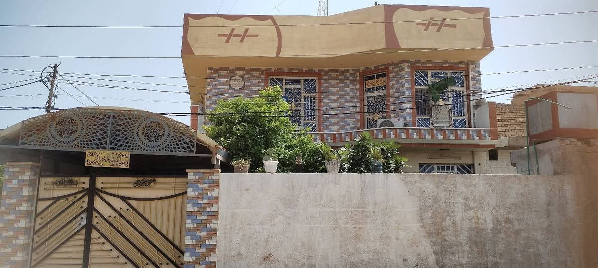 السلام عليكم دار لبيع المساحه ٢٥٧ طابواسهم باسمي  يحتوي طابق الاول  على غرفتين اوصاله وستقبال اومجمع صحيات داخليه  وخارجيه اومطبخ حاراوبارد الطابق الثاني على غرفتين نوم وصاله ومطبخ حار وبارد وصحيات السعر ع واتساب***********عنوان خالص حي البيادر عشارع العام
