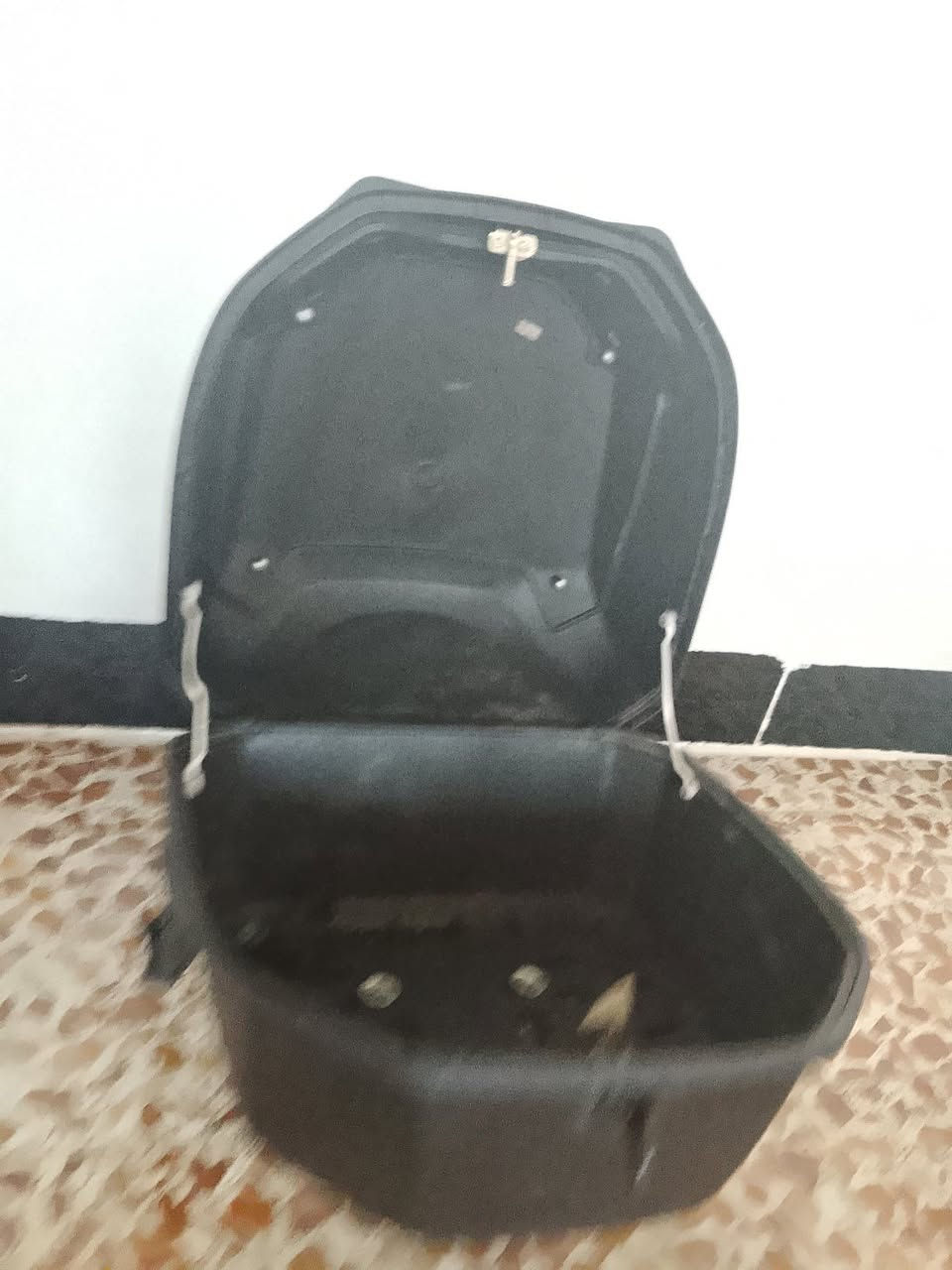 للبيع 
صندوق جديد ما مستخدم شي قليل جدا 30
درع كامل جديد 30
خوذة 10 
خوذة 5
دبل هورن ب 5 
ابيع شلع ***********
