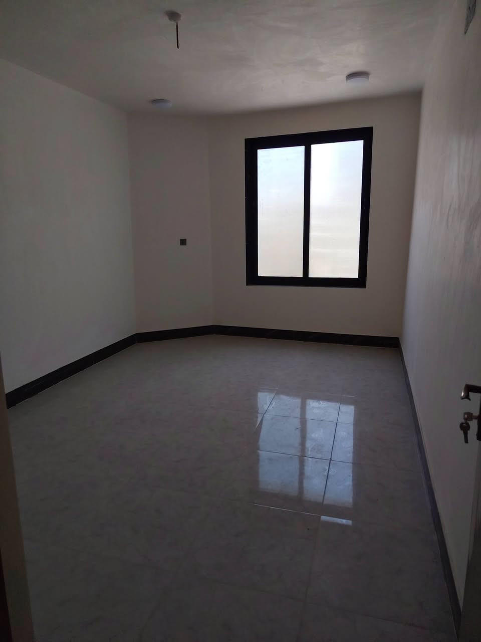 دار للبيع حي الأنصار جديد
شارع ١٥
المساحه ١٢٠ متر
طابقين صب كونكريت
يحتوي على ٤ غرف
الطابق الأول استقبال مطبخ صاله غرفه مجمع صحيات
الطابق الثاني ٣ غرف صاله مجمع صحيات
استفسار ***********
مصطفى المولى للعقار
