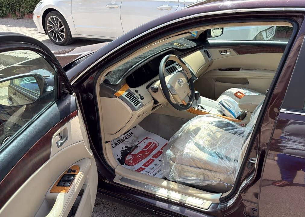 افلون ٢٠٠٦ محدثة ٢٠٠٩ حادثها نص قبغ الصندوك وجاملغ مصبوغة صبغ عام كشنات جلد والامامية كهرباء داخل بيجي فتحة السيارة جاهزة محرك وكير وصدر وتخم تاير وتبريد رقم بغداد انكليزي مداور ثاني يوم السعر ٩٠ وبيها مجال بسيط  للأستفسار *********** مكاني بغداد حي القاهرة
