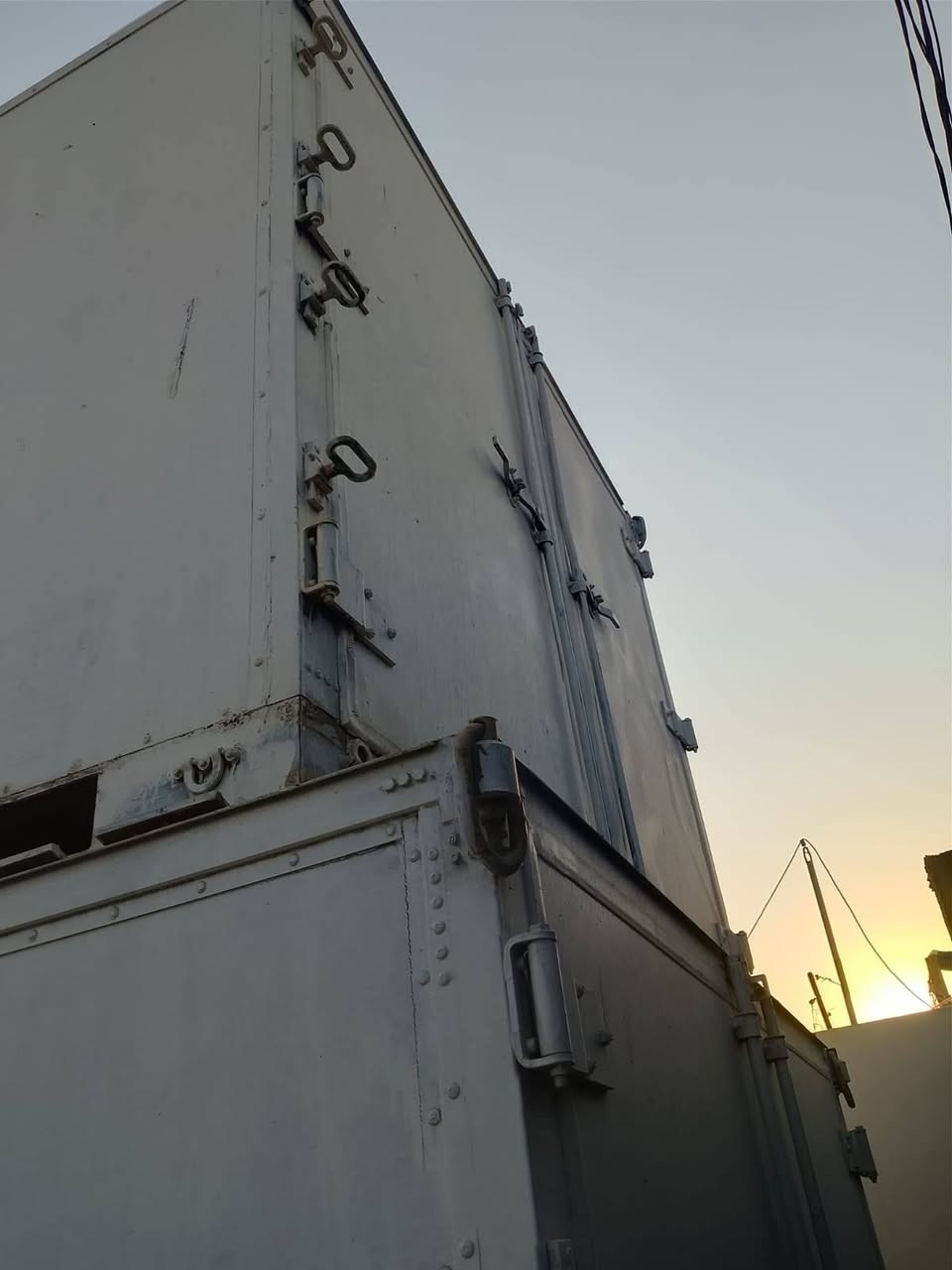 بسم الله
وصول حاويات 3 متر 
نضافة 99 مثل مموضح بل صور 
العدد 4
 المكان بغداد ابو غريب
رقم  الهاتف ***********
                 ***********
