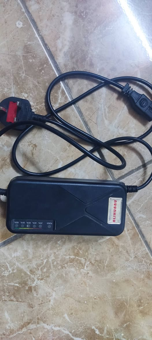 السلام عليكم شاحنه خمس بطاريات شغاله مابيها اي مشكله ترهم عل R9 سعر 15 وبيها مجال بس لا تكسر بيها مكاني وادي حجر

