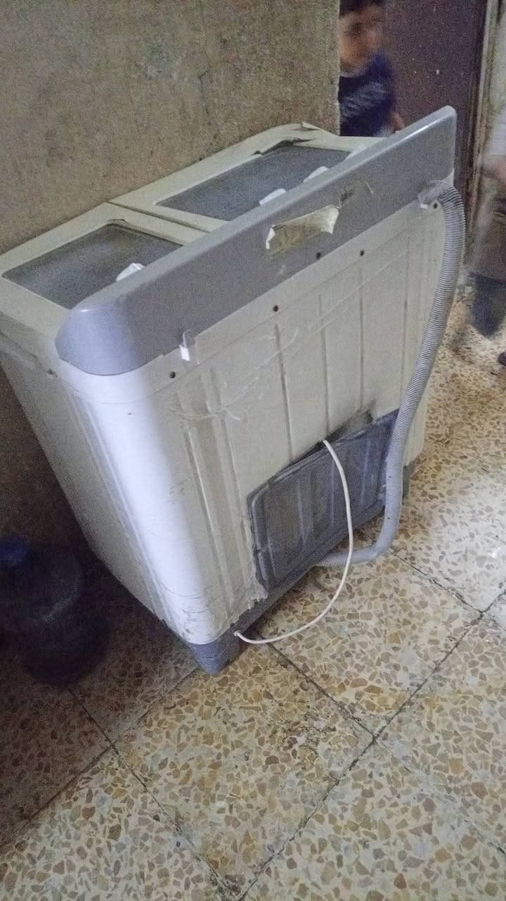 غساله نضيفه
بس جفافه عاطله بس حتمال بابها 
سعرها اربعين. ***********
