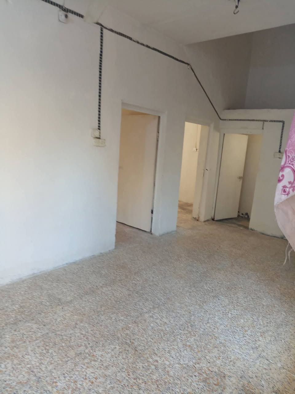 بيت للايجار • بداية حي كامل • قريب مرقد الإمام