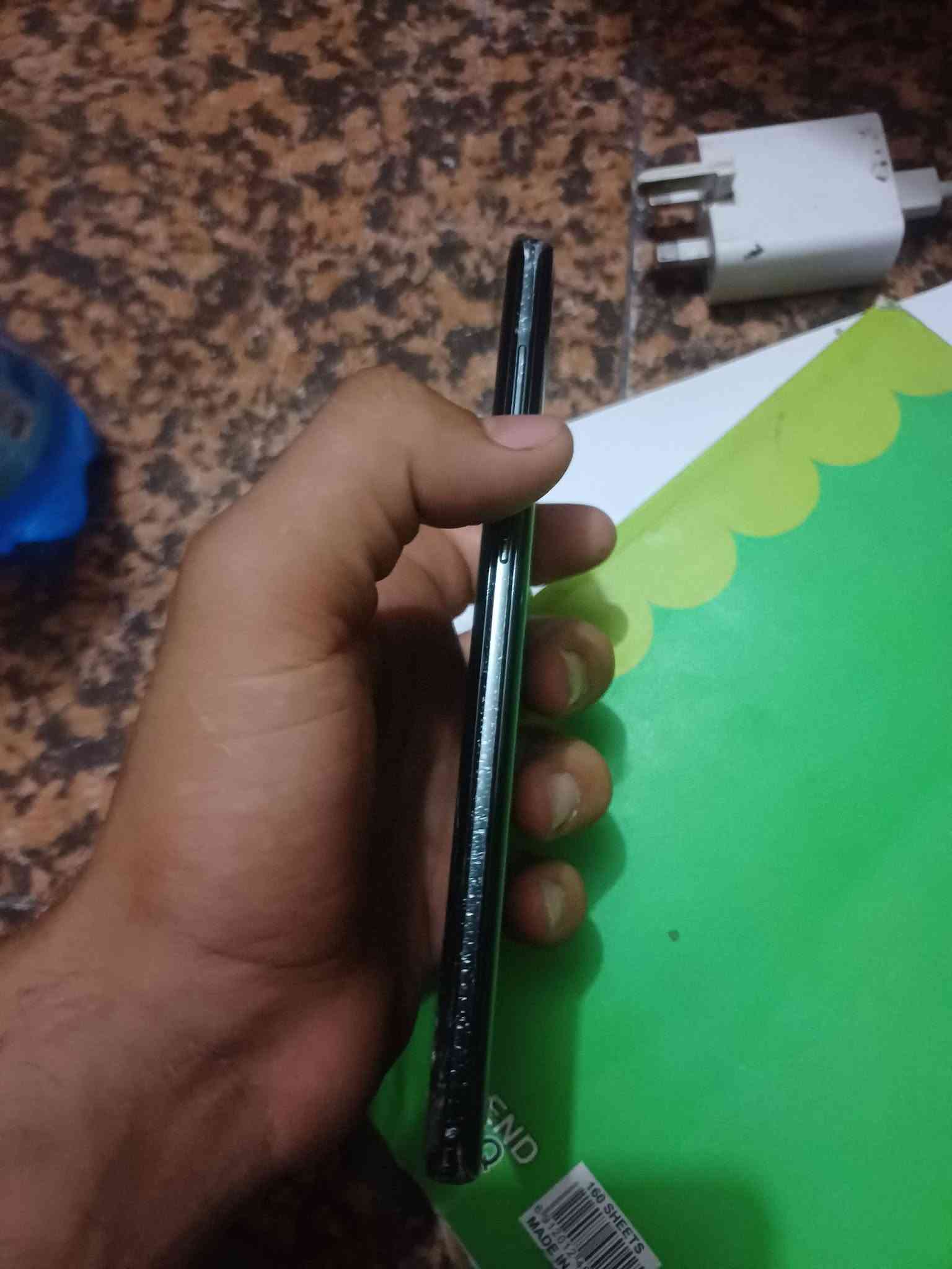 يا الله سلام عليكم نوت ٩ نفس ما واضح جهاز نضيف غيؤ مفتوح ضهر مكسور  شويه ول شاشه بيه خيال خفيخ بس جهاز يخبل نضيف شاشه وصوت وبطاريه ول اخره ناخذه منا تستعمله كبل قلمه ضاع مني  سعره ١٢٥ وبي مجالل للطيبين😘 مكاني بغداد مشتل معلمين رقمي *********** واتس اب
